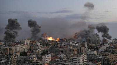 Vista del ataque israelí sobre Gaza, Palestina. El ejército israelí informó este martes que desde el comienzo del conflicto con el grupo islamista palestino Hamás, el pasado sábado, ha atacado hasta las 20:00 hora local (17:00 GMT) del lunes a un total de 1.707 objetivos en la franja de Gaza.