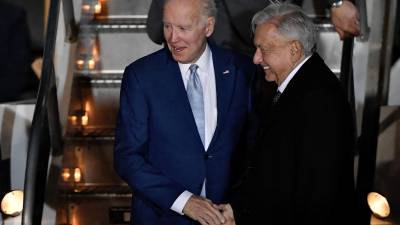 López Obrador dio la bienvenida a Biden en el aeropuerto de la capital mexicana la noche del domingo.