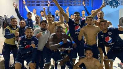 Jugadores y cuerpo técnico del Motagua festejaron de esta manera el boleto a cuartos de final de la Liga Concacaf. Foto Twitter Motagua.