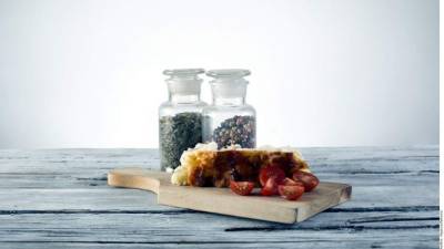 Servir el pastel de coliflor con vegetales frescos.