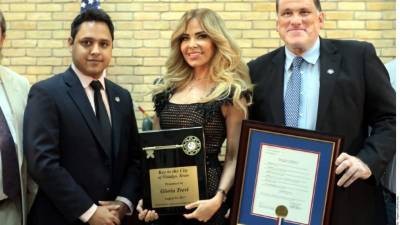 Gloria Trevi al ser honrada.