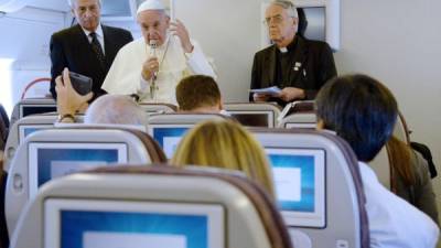 El papa Francisco dio una conferencia de prensa en el Avión del Vaticano antes de partir de Corea del Sur.