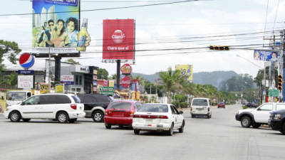 En el bulevar que conduce a la Universidad Nacional Autónoma hay cuatro semáforos en mal estado hace tres semanas.