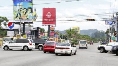 En el bulevar que conduce a la Universidad Nacional Autónoma hay cuatro semáforos en mal estado hace tres semanas.