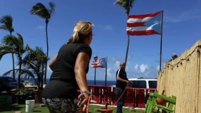 Los puertorriqueños comenzaron ayer a proteger sus hogares ante la inminente llegada del huracán María a la isla este miércoles.