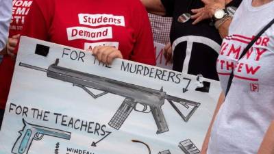 Activista opuesto a la violencia armada asiste a una manifestación para honrar a las víctimas de los tiroteos masivos de El Paso y Dayton, y para protestar por la inacción en la estafa.