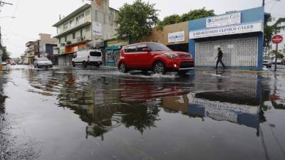 Unos pocos vehículos circulan en San Juan, Puerto Rico.