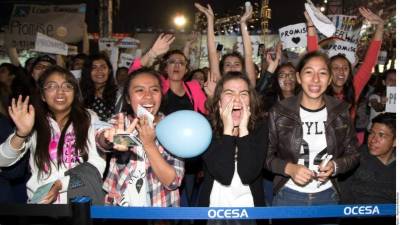 Las Fans de One Direction no ocultaron su euforia y alegría al ver al grupo británico cantar en el escenario de los Premios Telehit 2015.