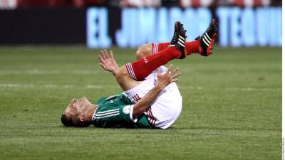 Uruguay's goalkeeper Fernando Muslera (R) and Uruguay's defender Diego Godin (L) walk over to console Uruguay's defender Jose Gimenez after their loss during the Russia 2018 World Cup quarter-final football match between Uruguay and France at the Nizhny Novgorod Stadium in Nizhny Novgorod on July 6, 2018.France became the first team to reach the World Cup semi-finals on Friday after an assured 2-0 win against Uruguay. / AFP PHOTO / Johannes EISELE