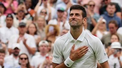 Djokovic comenzó con el pie derecho su defensa del título de Wimbledon este lunes.