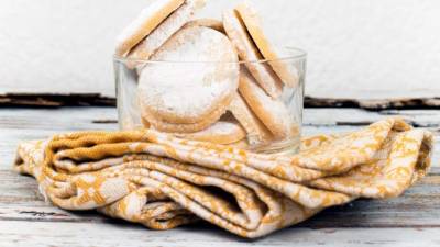 Espolvorear las galletas con azúcar glass.