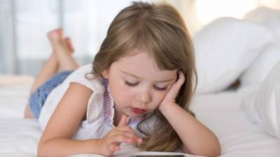 Si su hijo menor de 10 años usa celular asegúrese que este agregue solo a familiares y amigos de confianza.