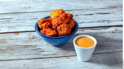 Bañar con la salsa el pollo y servir.