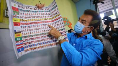 Salvador Nasralla votando en una escuela el 28 de noviembre de 2021 | Fotografía de archivo