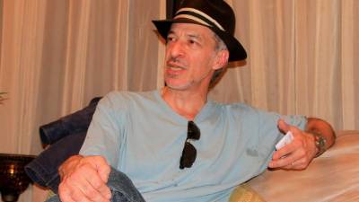 Krochmal es estadounidense radicado en Nueva York desde 1983, con raíces hondureñas.