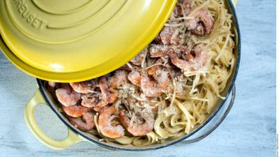 Espaguetis cremoso con camarones una delicia para el almuerzo.