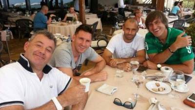 Messi, Mascherano y Pepe Costa, junto a Humberto Grondona, hijo del fallecido presidente de la AFA, Julio Grondona.