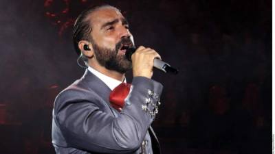 El cantante Alejandro Fernández contó que le sacó un buen susto la infección que tuvo por la mordida de su perro.