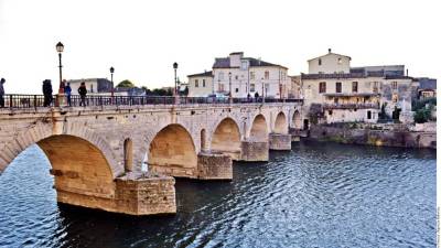 Las aguas del río Vidourle discurren entre los arcos del puente, en su procesión hacia el Mar Mediterráneo.