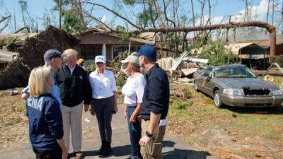 El presidente de EEUU, Donald Trump recorrió este lunes, junto a la primera dama Melania, las zonas devastadas por el huracán Michael en Florida, afirmando que 'la prioridad del Gobierno es proporcionar alimentos, electricidad y seguridad a las víctimas'.