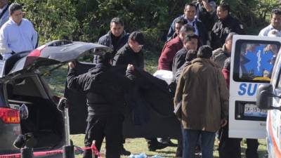 Peritos forenses y policía federal inspeccionan el vehículo donde José Santamaría Zavala, alcalde de Huehuetlán el Grande, Puebla (México), fue asesinado a tiros. EFE