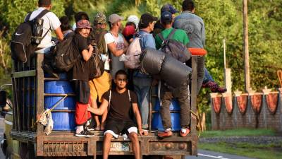 Las autoridades guatemaltecas advierten a migrantes hondureños que no permitirán el ingreso ilegal a su territorio.