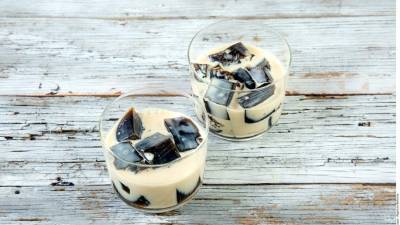 Combinar la gelatina con la leche y servir.