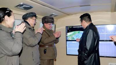 Kim Jong Un supervisó personalmente el lanzamiento de un misil hipersónico acompañado de los generales norcoreanos y su hermana.