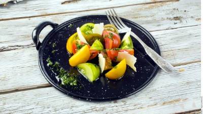Acompañe sus platillos con esta ensalada.
