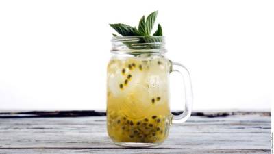 Servir con hielos y decorar con la hierbabuena.