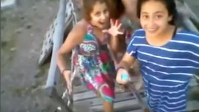 Las niñas previo a caer.