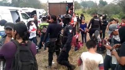 Los migrantes fueron abandonados en un camión en Veracruz./Twitter.