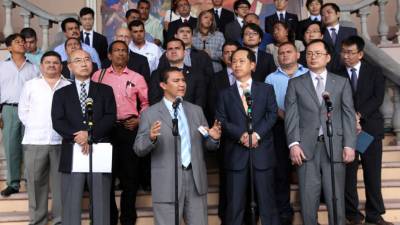 La comunicación oficial se realizó después de una reunión en Casa Presidencial , en la que participó el presidente Juan Orlando Hernández , con el embajador de Corea del Sur , empresarios y miembros de la cooperación; así como funcionarios de esta administración y fuerzas vivas del departamento de Valle.