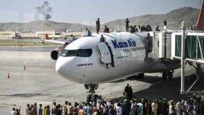 El caos se desató en el aeropuerto de la capital afgana cuando cientos de civiles intentaron huir a la desesperada intentando encaramarse a los aviones, después de que Kabul cayera el domingo en manos de los talibanes mientras soldados estadoundienses mataron a dos personas armadas dentro del aeropuerto.