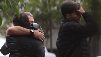 Familiares de las víctimas del vuelo siniestrado en Brasil en las afueras de una morgue.