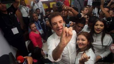 Salvador Nasralla, candidato a la presidencia de Honduras por el partido la Alianza de la Oposición ejerce el sufragio.