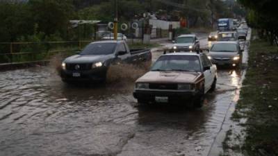 Una fuerte tormenta registrada en la tarde de este jueves en Tegucigalpa dejó calles inundadas y árboles caídos.