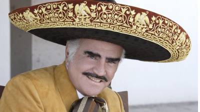 El parte médico sobre la salud de Vicente Fernández señala que se ha desvinculado de la ventilación mecánica en periodos de hasta una hora.