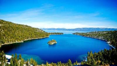 Lake Tahoe, un lago en la Sierra Nevada de Estados Unidos.