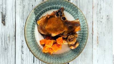 Servir la chuleta bañada con la salsa restante y acompañar con las papas.