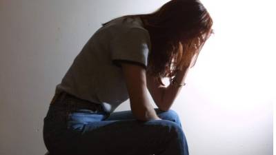 Andrés Rodríguez Delgado, psiquiatría infantil, pide a los padres sospechar que hay depresión cuando los adolescentes tienen una caída repentina en el rendimiento académico, dificultades en las relaciones y aislamiento.