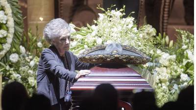 María del Refugio Abarca Villaseñor, mejor conocida como ‘Doña Cuquita’ , durante el funeral de Chente.