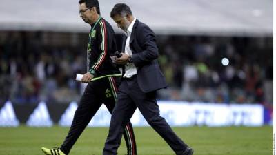 Juan Carlos Osorio (derecha) fue el único abucheado antes del comienzo del duelo, cuando el sonido local y las pantallas del Coloso de Santa Úrsula anunciaron al 11 titular y al entrenador.
