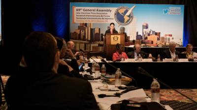 La bloguera y activista cubana, Yoani Sánchez (c), habla sobre los desafíos del periodismo independiente en Cuba hoy, domingo 20 de octubre de 2013, durante una sesión de la Asamblea General de la Sociedad Interamericana de Prensa (SIP) en Denver (Estados Unidos). La libertad de expresión en los países americanos ha sido golpeada más duramente en el último semestre que en los cinco años anteriores, debido al asesinato de 14 periodistas y a medidas que restringen el acceso a información, según informes de la SIP. EFE