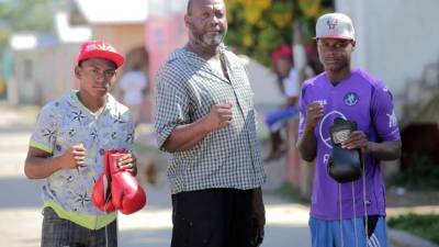El entrenador Julián Solís con dos de los boxeadores.