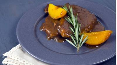 Bañar las chuletas con la salsa.