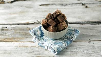 Un postre a base de chocolate y nueces.