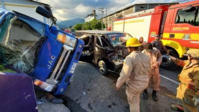 Un accidente entre un camión y un bus rapidito del sector Chamelecón dejó a cinco personas heridas.