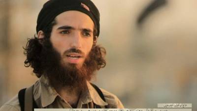 Uno de los soldados del Estado Islámico que aparece en el video publicado ayer por el grupo terrorista.