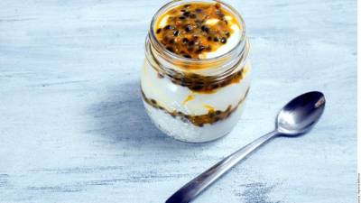 Para montar, alternar en recipientes capas de yogur con pulpa de maracuyá y refrigerar hasta cuajar.